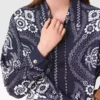 Blusa com estampado bandana