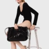 Body com detalhes em veludo e espartilho