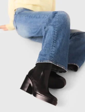 Bota Chelsea de couro com salto