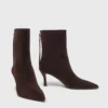 Botas de cano curto em camurça castanha chocolate com fecho