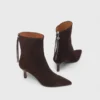 Botas de cano curto em camurça castanha chocolate com fecho