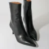 Botas de cano curto em pele