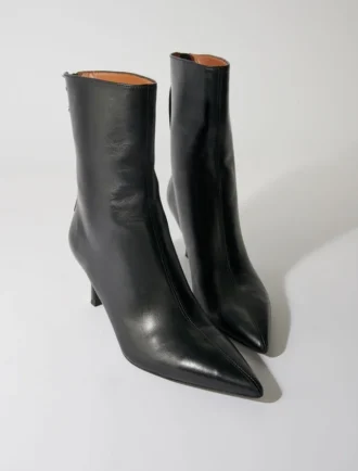 Botas de cano curto em pele