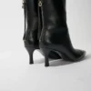 Botas de cano curto em pele