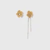 Brincos com flores