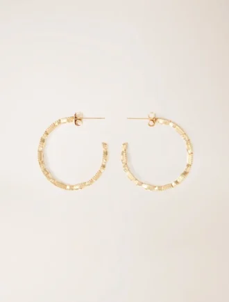 Brincos de argola grandes com detalhes em strass