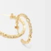 Brincos de argola grandes com detalhes em strass