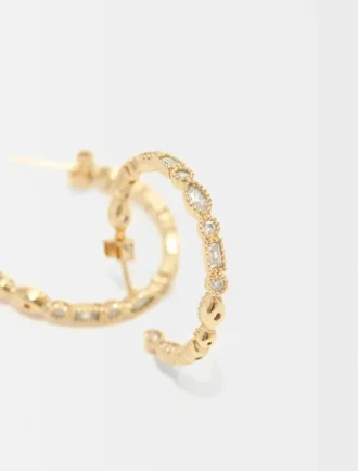 Brincos de argola grandes com detalhes em strass