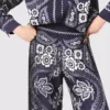 Calças fluidas com estampado de bandana