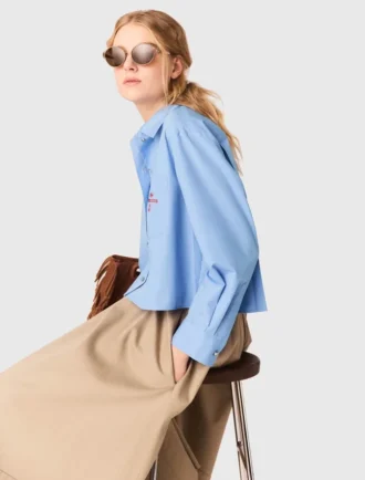 Camisa bordada com costas plissadas