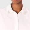 Camisa curta com detalhe de joia