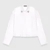 Camisa curta com detalhe de joia