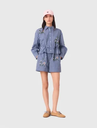 Camisa curta com riscas bordadas