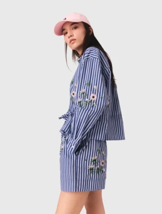 Camisa curta com riscas bordadas