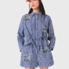 Camisa curta com riscas bordadas