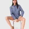 Camisa curta com riscas bordadas