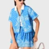 Camisa estampada com gola contrastante
