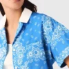 Camisa estampada com gola contrastante