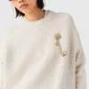 Camisola com broche floral