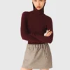 Camisola tipo segunda pele com gola alta
