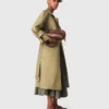 Casaco trench com tachas