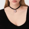 Colar com coração e cordão de veludo