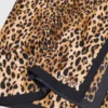 Lenço com estampado de leopardo
