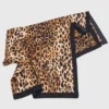 Lenço com estampado de leopardo
