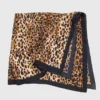 Lenço com estampado de leopardo