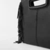 M Bag em pele lisa com franjas