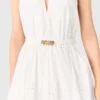 Mini-vestido bordado sem costas