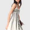 Mini-vestido com alças bordadas