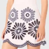 Mini-vestido com detalhes em croché