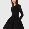 Mini-vestido de veludo com saia em forma de campânula