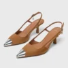 Sapatos de camurça com biqueira metálica