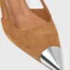 Sapatos de camurça com biqueira metálica
