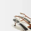 Sapatos de salto alto com tiras em pele prateada