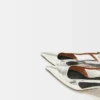 Sapatos de salto alto com tiras em pele prateada