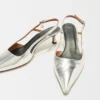 Sapatos de salto alto com tiras em pele prateada