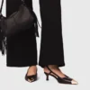 Sapatos de salto alto com tiras traseiras em couro liso
