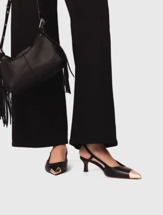 Sapatos de salto alto com tiras traseiras em couro liso