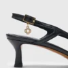 Sapatos de salto alto com tiras traseiras em couro liso