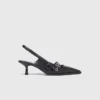 Sapatos de salto alto em pele com tira com ilhós