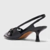 Sapatos de salto alto em pele com tira com ilhós