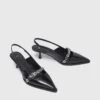 Sapatos de salto alto em pele com tira com ilhós