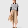 T-shirt com flor de strass às riscas