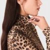 T-shirt com padrão leopardo