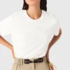 T-shirt com pequeno logótipo bordado