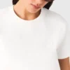 T-shirt com pequeno logótipo bordado
