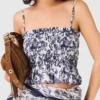 Top com estampado de frutas e smock
